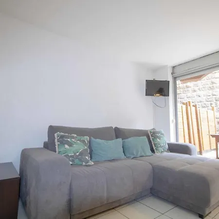 Studio With Terrace In Downtown *
